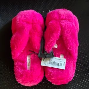 “Fun Fuchsia” open toe slip on slippers Brand new.